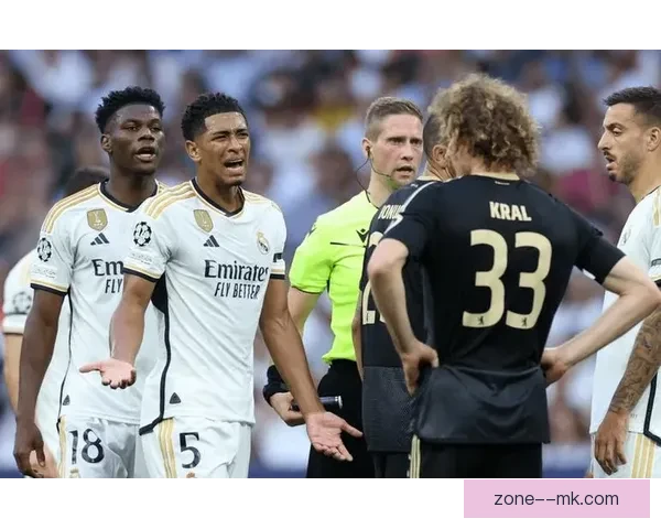 皇马新星贝林厄姆与母亲在马德里公园共享亲子时光温馨合影